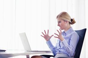 femme d'affaires au bureau photo