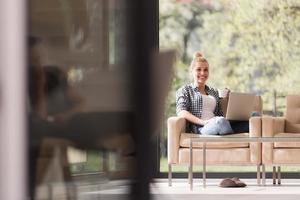 femme buvant du café profitant d'un mode de vie relaxant photo