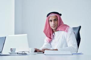 homme d'affaires arabe au bureau lumineux photo