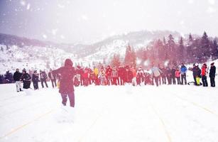 groupe de jeunes ayant un concours de running in bag photo