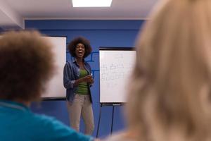 femme noire conférencier séminaire entreprise concept de réunion d'affaires