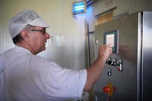 fromagerie de production de fromage travaillant en usine photo