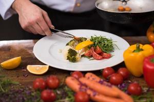 chef servant une salade de légumes photo