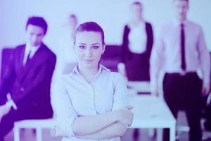 femme d'affaires debout avec son personnel en arrière-plan photo