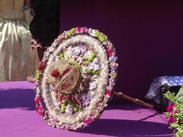 saint-pétersbourg, russie, 2022 - boule de fleurs - festival qui a consacré le 350 anniversaire de peter i photo