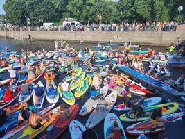 saint-pétersbourg, russie, 2022 - le festival international du sup de sept a réuni six mille personnes au même endroit et a battu le record du monde photo