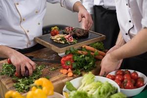 cuisiniers d'équipe et chefs préparant le repas photo