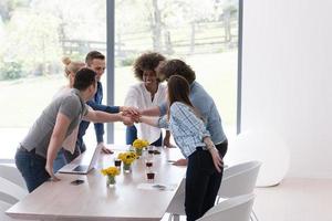 groupe de démarrage multiethnique de jeunes gens d'affaires célébrant le succès photo