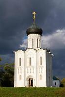 intercession de l'église de la sainte vierge sur la rivière nerl. Russie photo