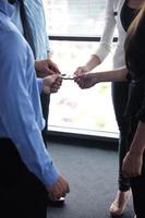 groupe de gens d'affaires assemblant un puzzle photo