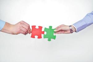 groupe de gens d'affaires assemblant un puzzle photo