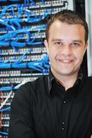 jeune ingénieur informatique dans la salle des serveurs du centre de données photo