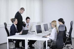 groupe de gens d'affaires travaillant dans le bureau des clients et du service d'assistance photo