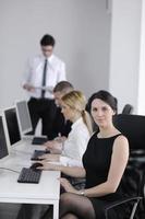 groupe de gens d'affaires travaillant dans le bureau des clients et du service d'assistance photo