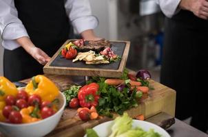 cuisiniers d'équipe et chefs préparant le repas photo