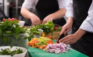 cuisiniers d'équipe et chefs préparant des repas photo