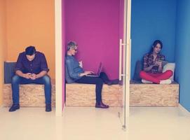 groupe de gens d'affaires dans un espace de travail créatif photo