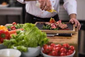 chef finissant une assiette de viande de steak photo