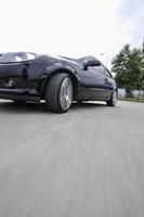 voiture rapide se déplaçant avec le flou de mouvement photo