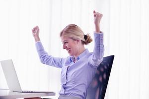 femme d'affaires au bureau photo