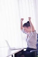 femme d'affaires au bureau photo