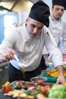 chef finissant une assiette de viande de steak photo