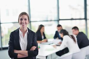 femme d'affaires avec son personnel en arrière-plan au bureau photo