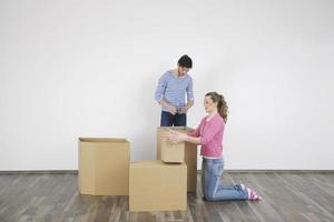 jeune couple emménageant dans une nouvelle maison photo