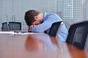 homme d'affaires avec des problèmes et du stress au bureau photo