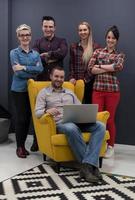 portrait d'un groupe de gens d'affaires dans un intérieur de bureau moderne photo