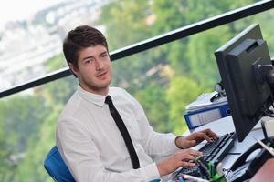 heureux jeune homme d'affaires au bureau photo