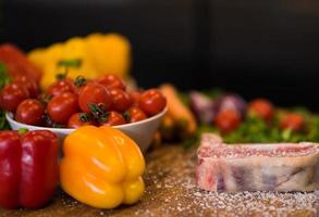 tranche juteuse de steak cru sur une table en bois photo