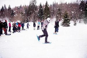 groupe de jeunes ayant une compétition de course à pied le jour de l'hiver photo