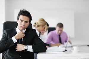 jeune homme d'affaires à la réunion photo