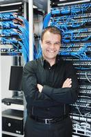 jeune ingénieur informatique dans la salle des serveurs du centre de données photo