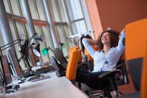 jeune femme d'affaires au bureau photo