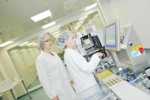 femme travailleuse dans une entreprise de pharmacie photo