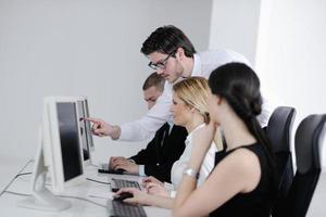 groupe de gens d'affaires travaillant dans le bureau de la clientèle et du service d'assistance photo