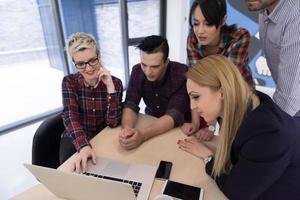 équipe commerciale de démarrage lors d'une réunion au bureau moderne photo