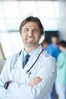 groupe de personnel médical à l'hôpital, beau médecin devant l'équipe photo