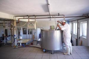 fromagerie de production de fromage travaillant en usine photo