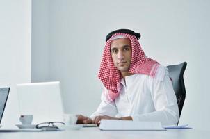 homme d'affaires arabe au bureau lumineux photo