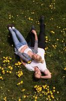 homme et femme allongés sur l'herbe photo