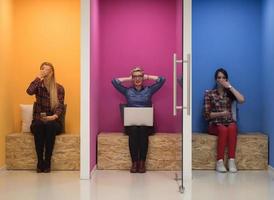 groupe de gens d'affaires dans un espace de travail créatif photo