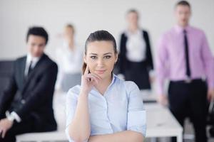 femme d'affaires debout avec son personnel en arrière-plan photo