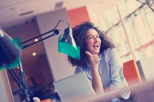 jeune femme d'affaires au bureau photo