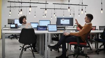 amis au bureau jouant avec une balle anti-stress photo