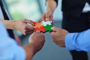 groupe de gens d'affaires assemblant un puzzle photo