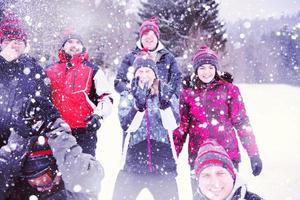 groupe de jeunes jetant de la neige en l'air photo