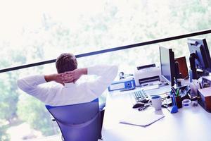 heureux jeune homme d'affaires au bureau photo